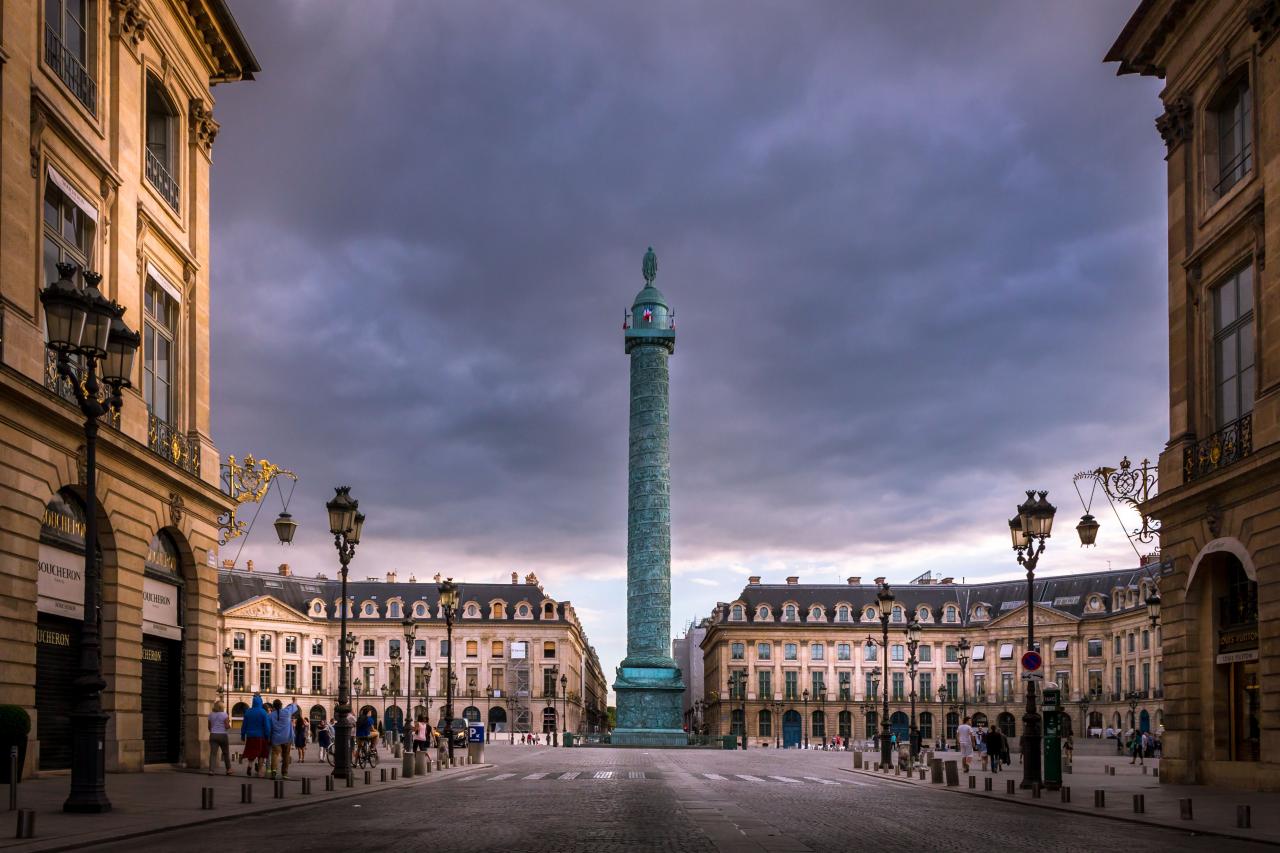 Luxury Boutique of Louis Vuitton at Place Vendome in Paris, France. View of  Wonderful Showcase Editorial Photography - Image of modern, house: 268858907